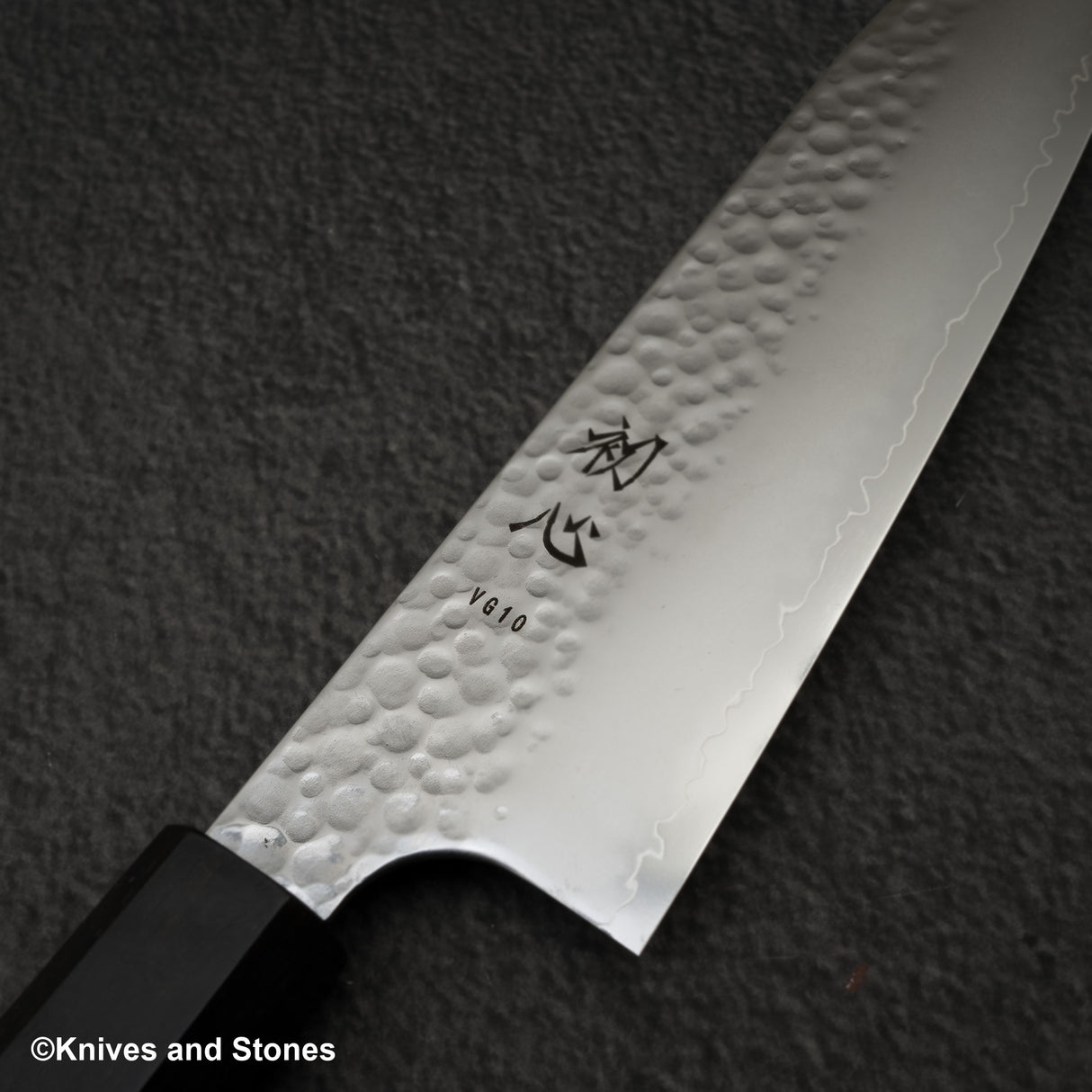 初心 隼 V金10号 槌目三層 三徳 180mm エボニー