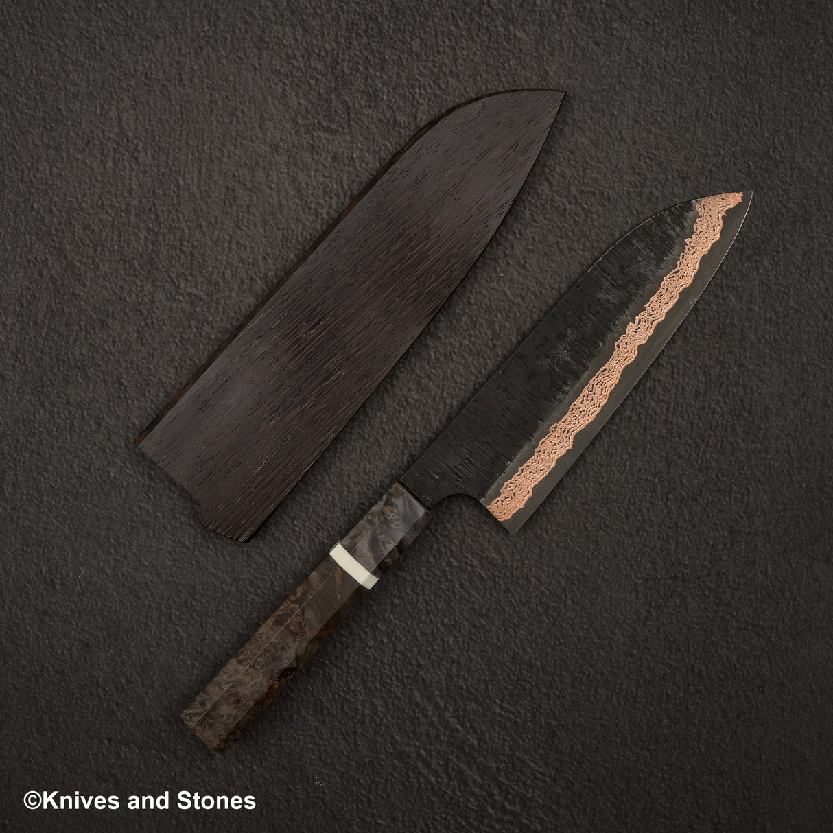 初心 x 二唐刃物鍛造所 悦び SLD鋼 銅 槌目 ダマスカス 三徳 180mm 鞘付き