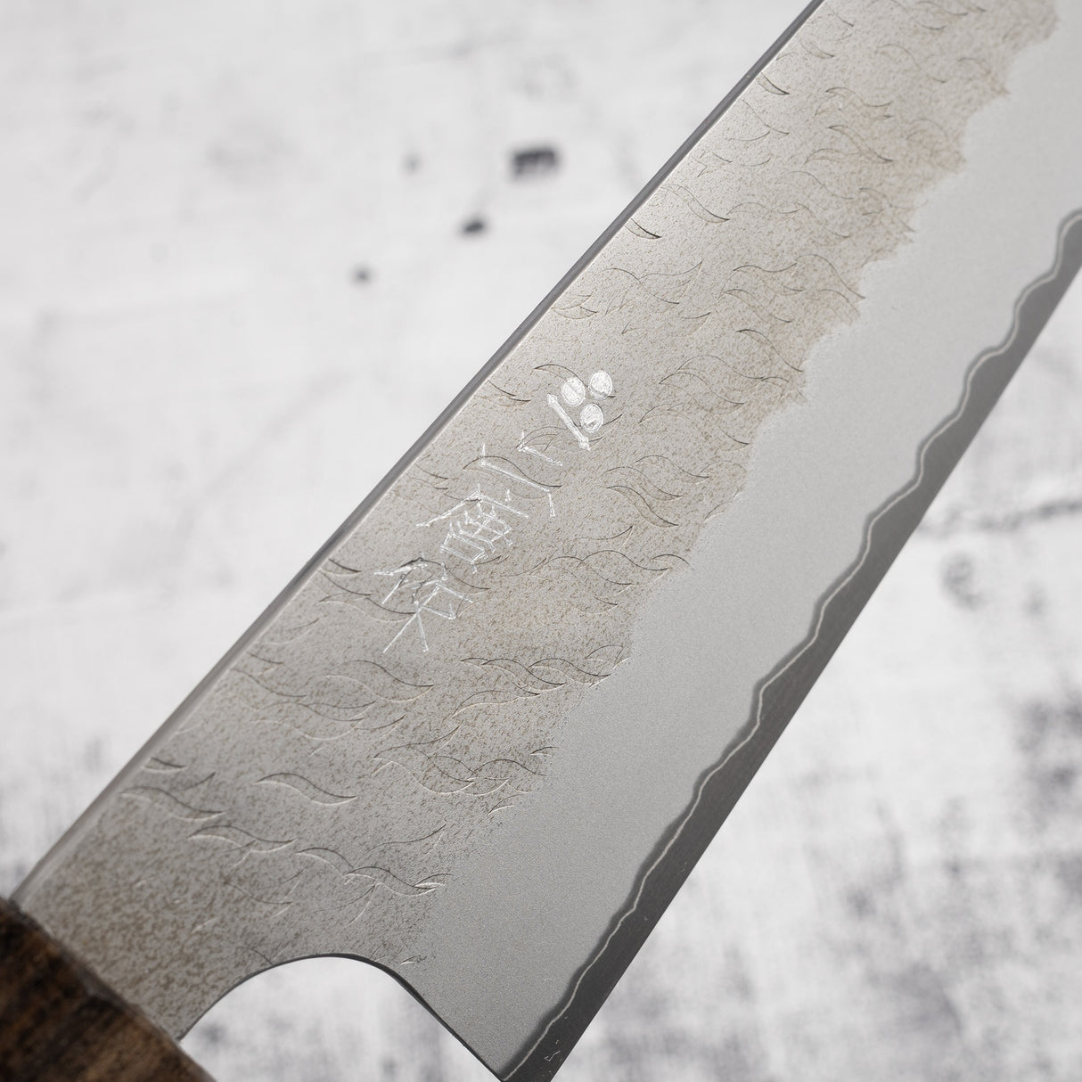 二唐刃物鍛造所 青紙スーパー 牛刀 240mm 黒打ち 槌目 チャカテ