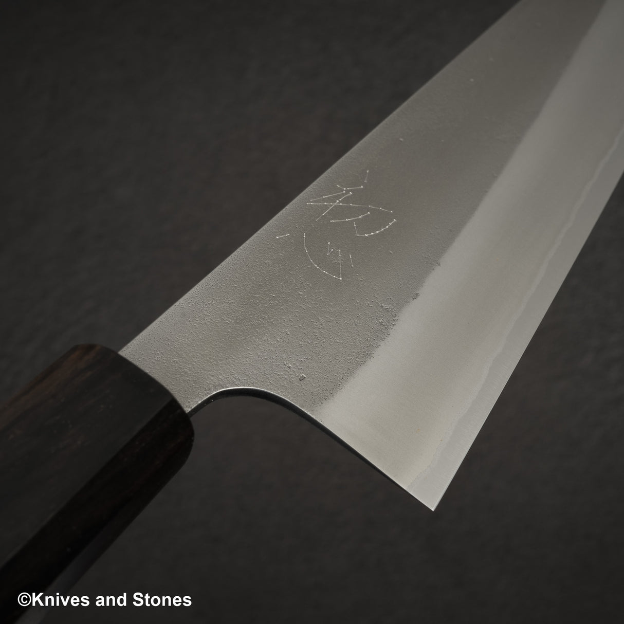 吉金刃物 白二鋼 梨地 切付牛刀 210mm ステンレスクラッド エボニーハンドル