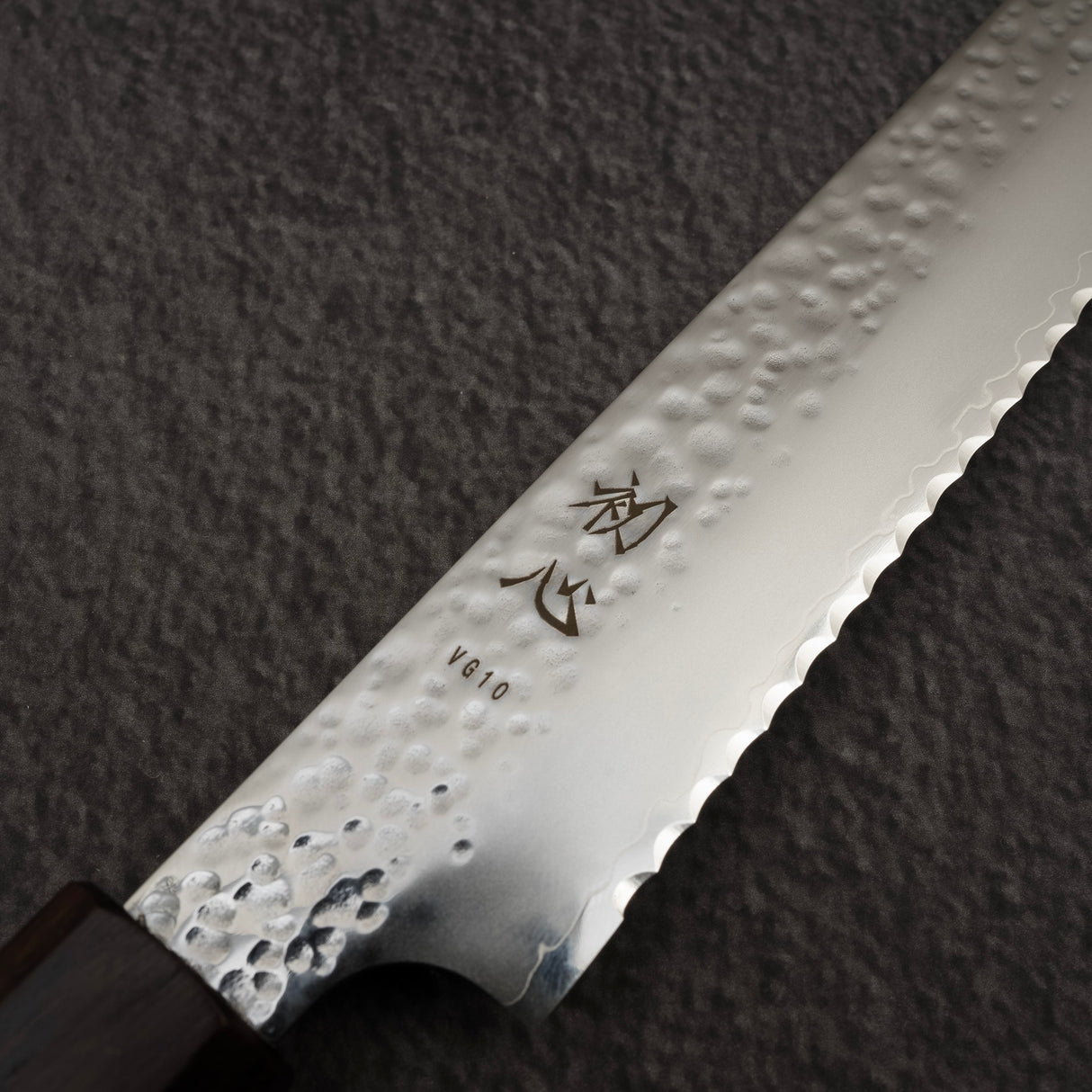 初心 隼 VG10 三層鋼 槌目 パン切り 210mm