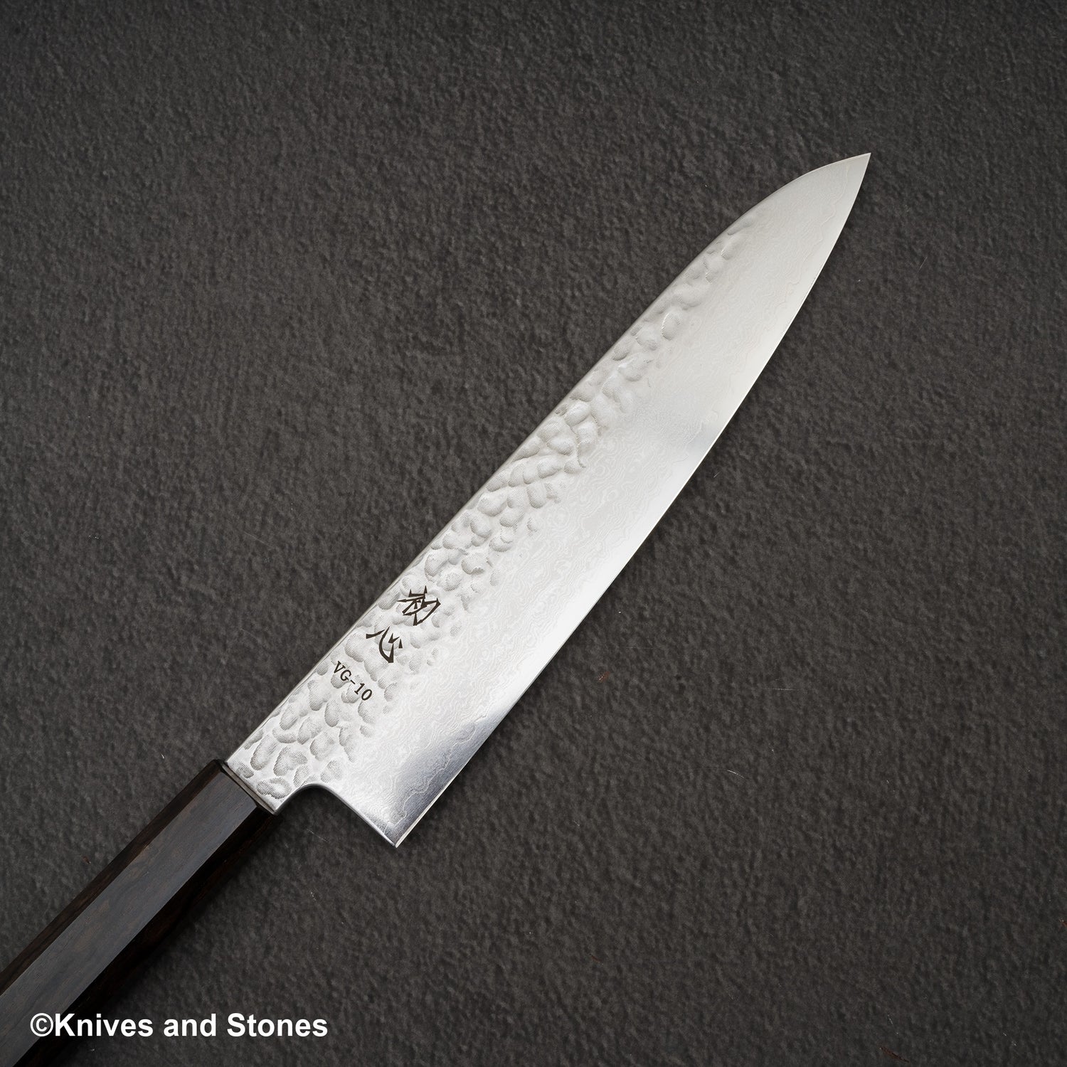 初心 隼 V金10号 ダマスカス 槌目 牛刀 210mm エボニーハンドル