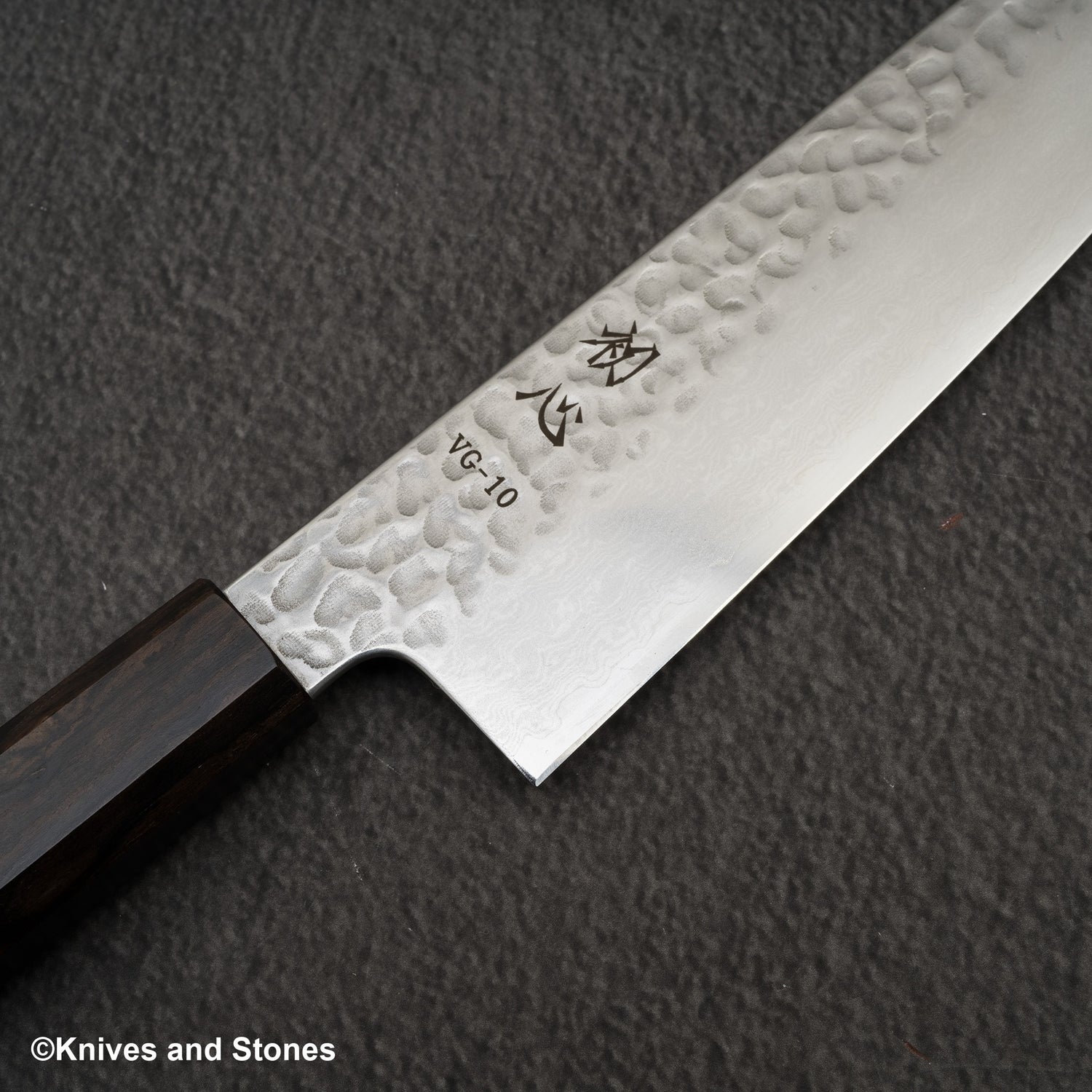 初心 隼 V金10号 ダマスカス 槌目 牛刀 210mm エボニーハンドル