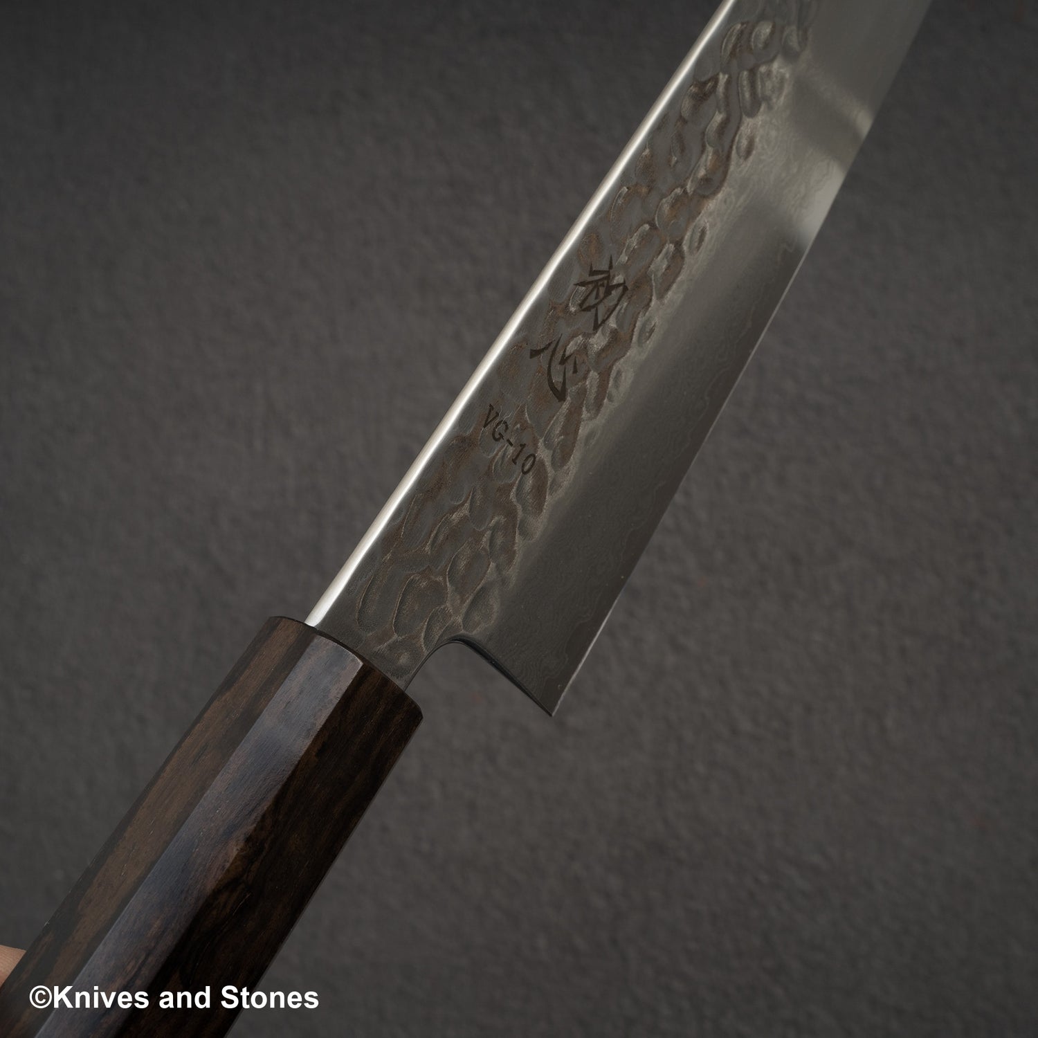 初心 隼 V金10号 ダマスカス 槌目 牛刀 210mm エボニーハンドル