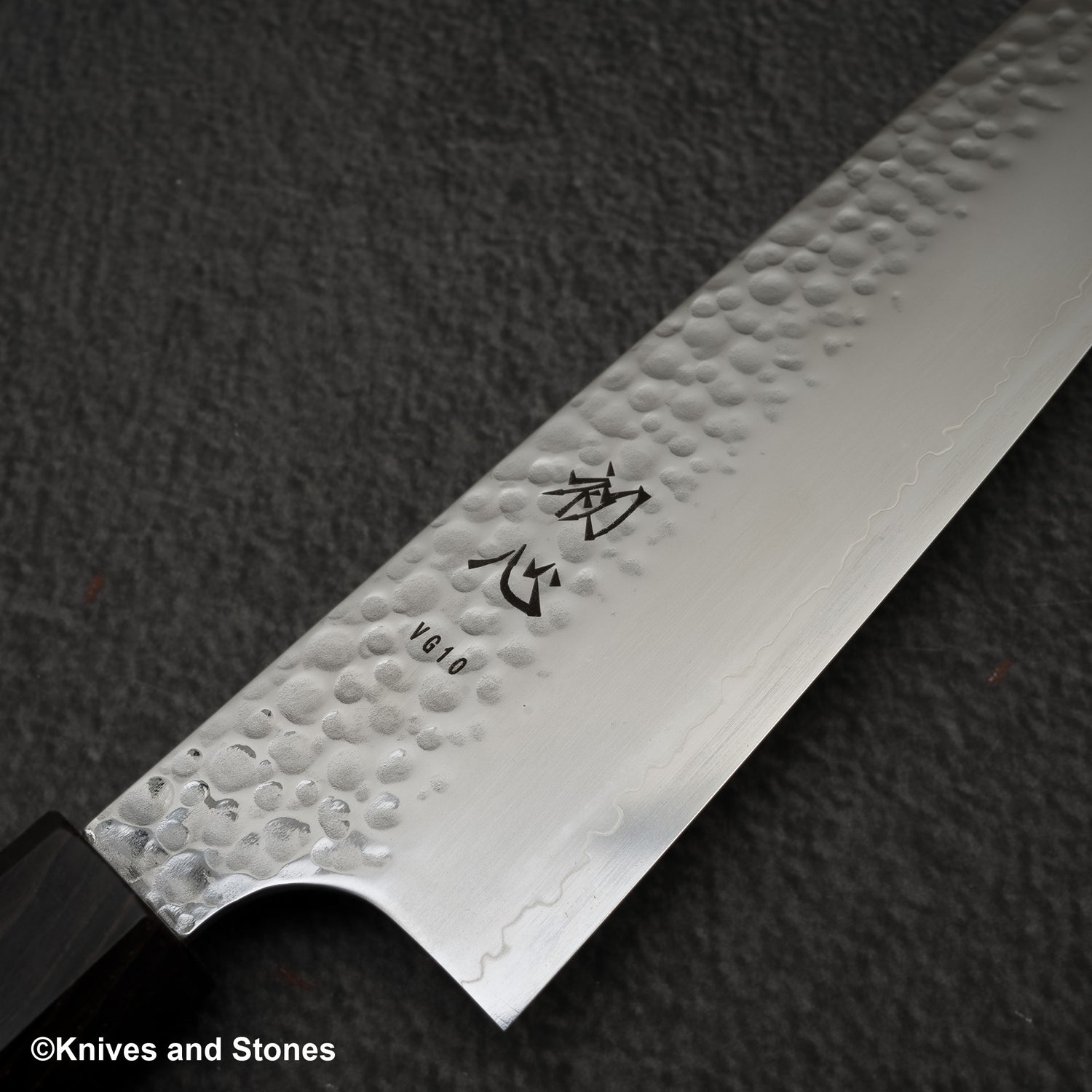 初心 隼 V金10号 槌目三層 牛刀 210mm
