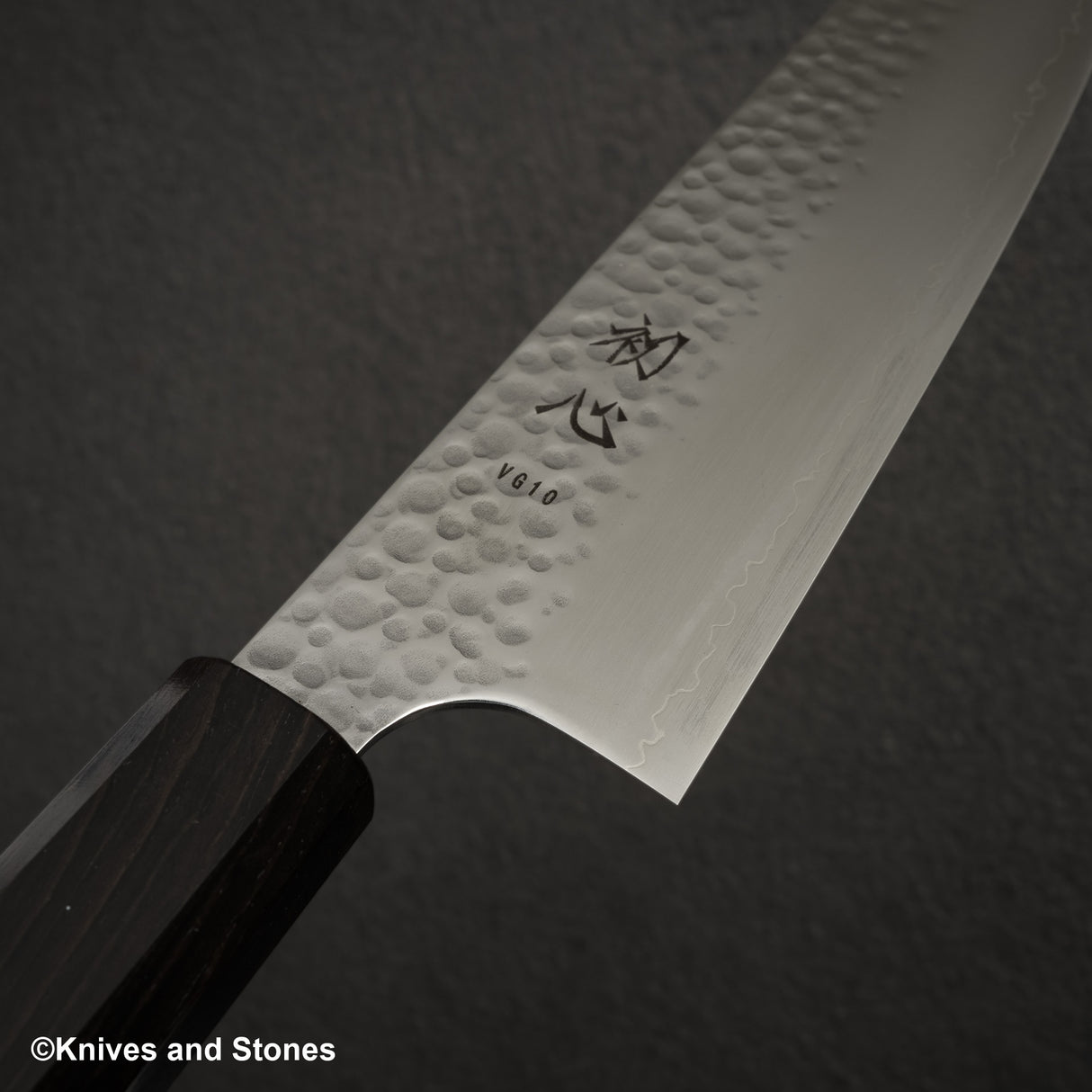 初心 隼 V金10号 槌目三層 牛刀 210mm
