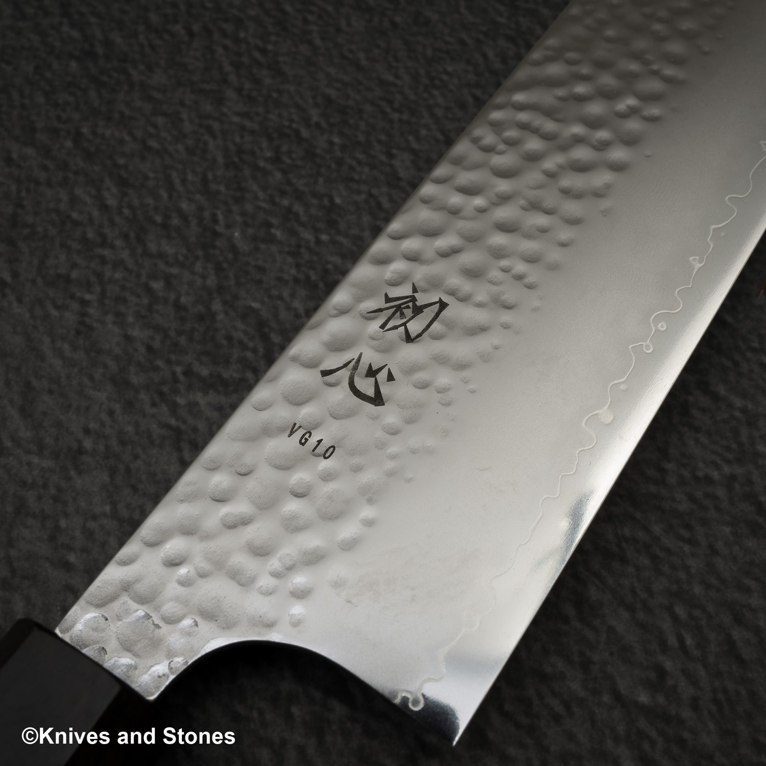 初心 隼 V金10号 槌目三層 菜切 180mm エボニー