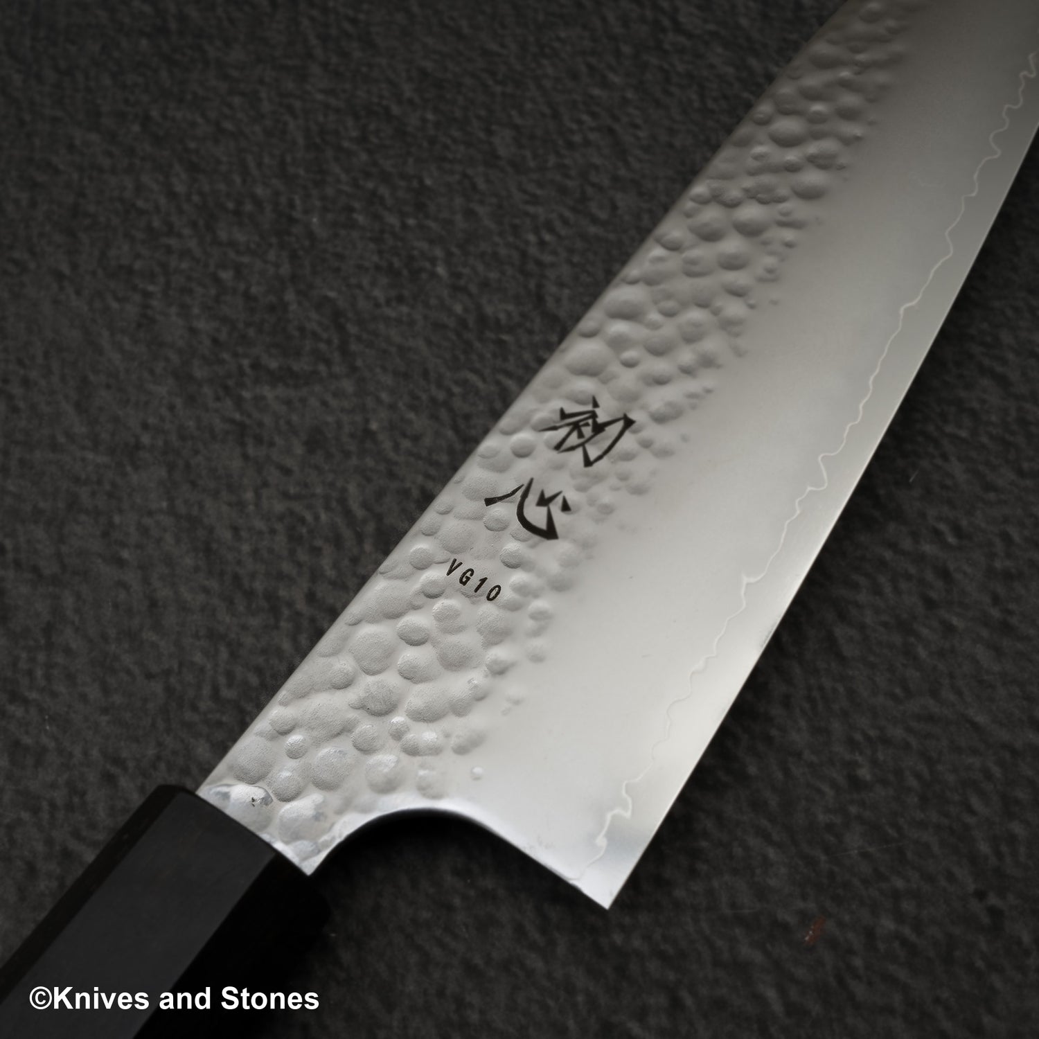 初心 隼 V金10号 槌目三層 三徳 180mm エボニー