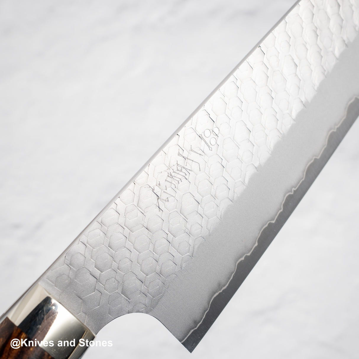 二唐刃物鍛造所 SG2 槌目マット磨き 牛刀 240mm 鞘付き